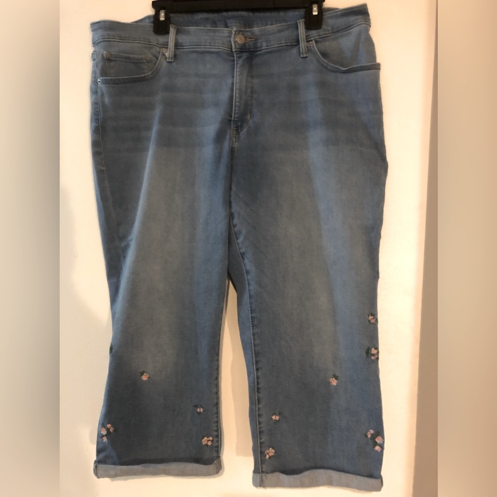 Levi’s Denim Capris Embroidered Flower